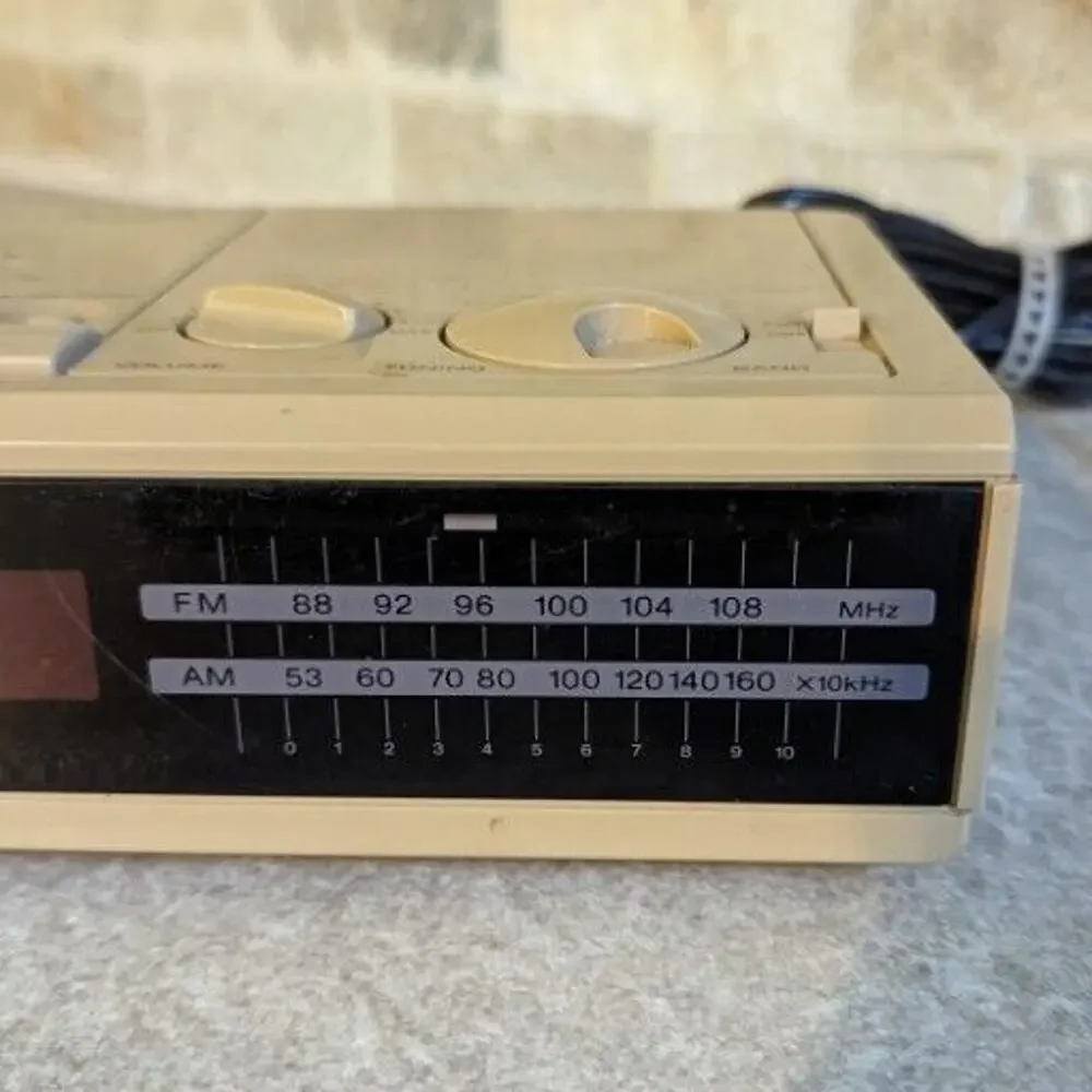 Sony Vintage AM/FM Alarm Clock Radio ICF-C2W Tan TESTED WORKS